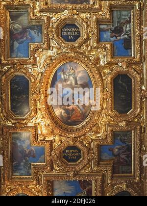 Im Inneren des berühmten Dogenpalastes in Venedig-schöne Architektur und Kunst.`s Mit Gold und Gemälden Stockfoto
